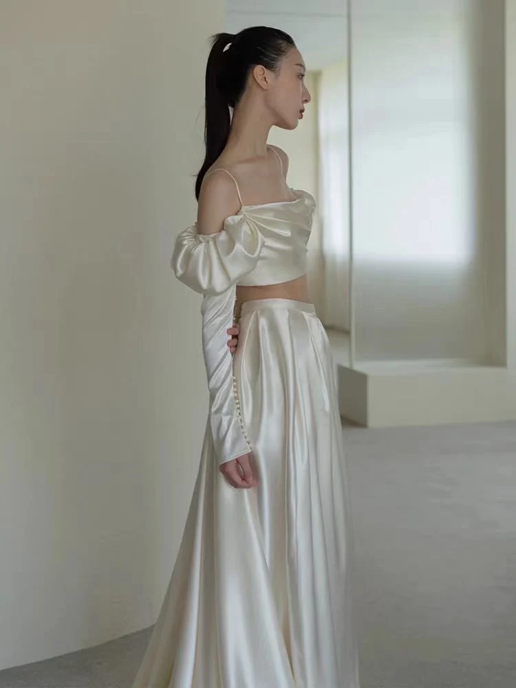 Robe de mariée élégante en satin deux pièces avec fente latérale et manches longues