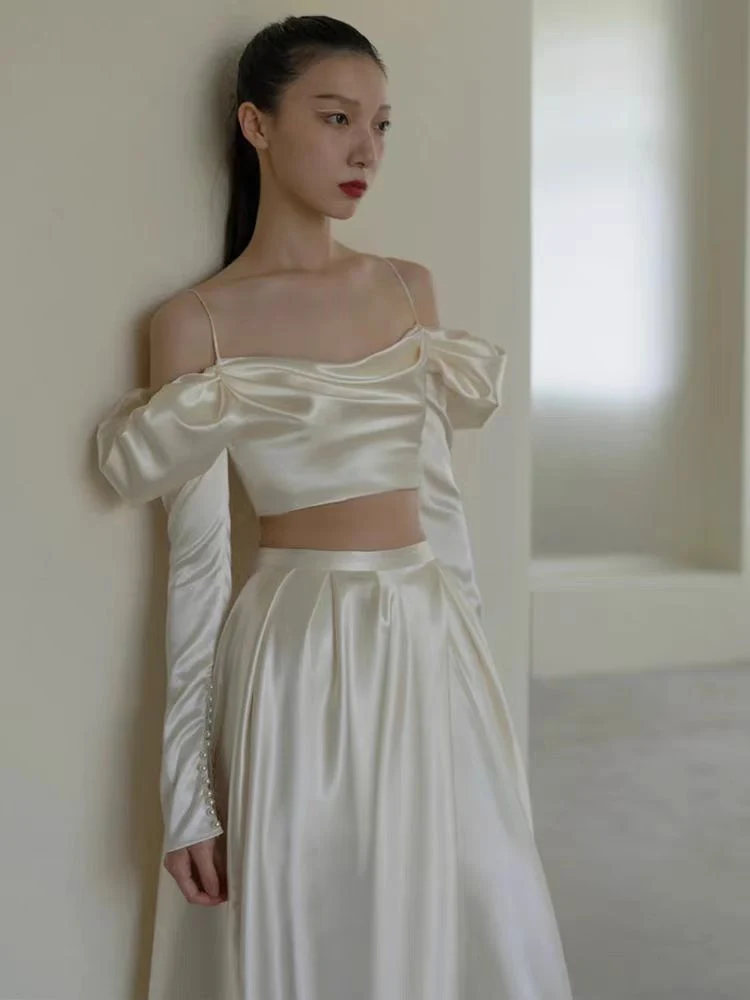 Robe de mariée élégante en satin deux pièces avec fente latérale et manches longues