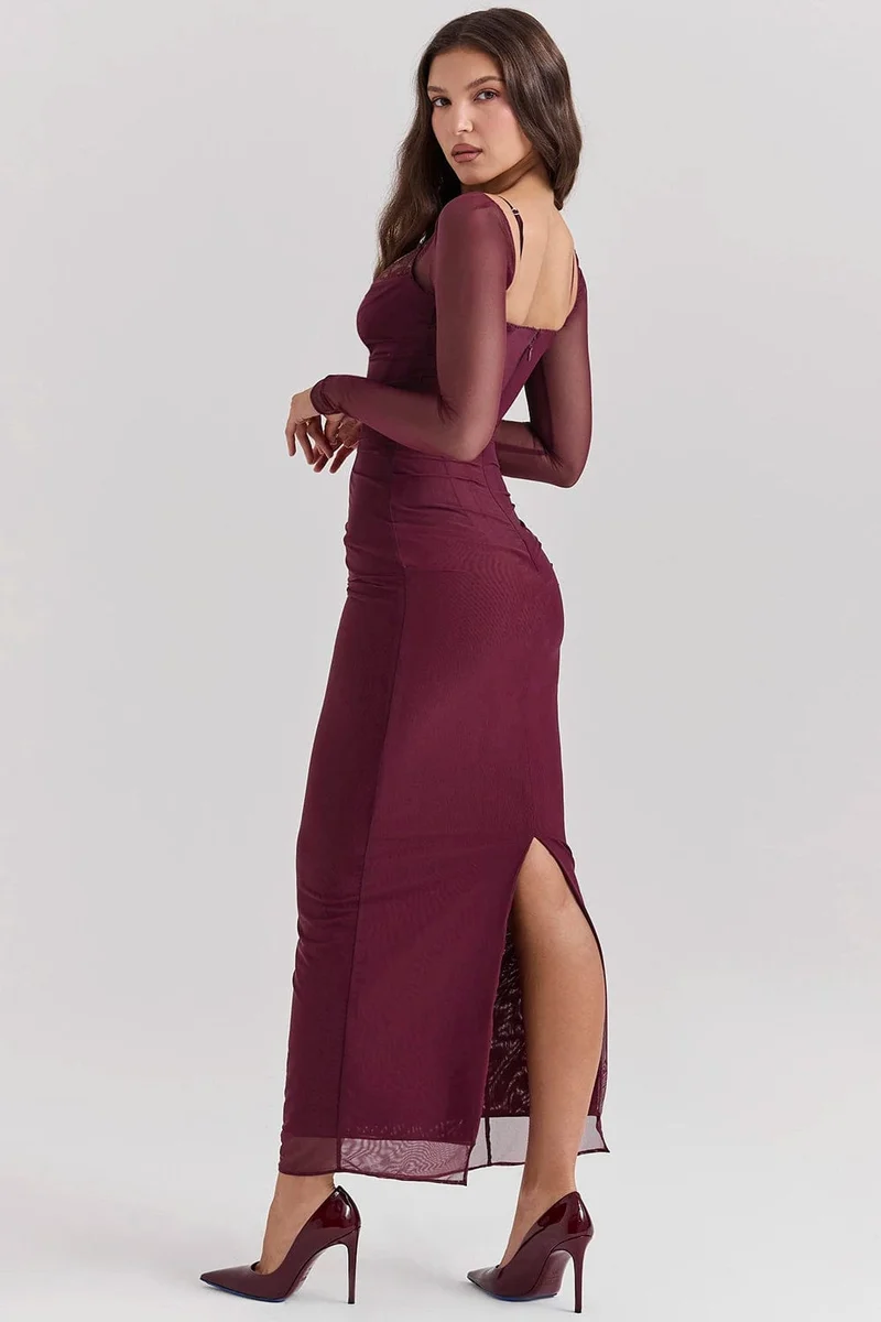 Robe longue bordeaux avec manches longues transparentes