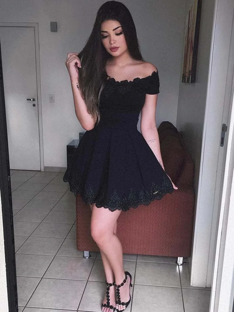 Robe de bal élégante en dentelle noire à épaules dénudées : robe courte, formelle, de remise de diplôme, de retour à la maison