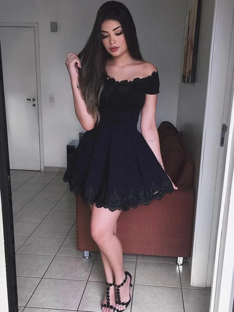 Robe de bal élégante en dentelle noire à épaules dénudées : robe courte, formelle, de remise de diplôme, de retour à la maison