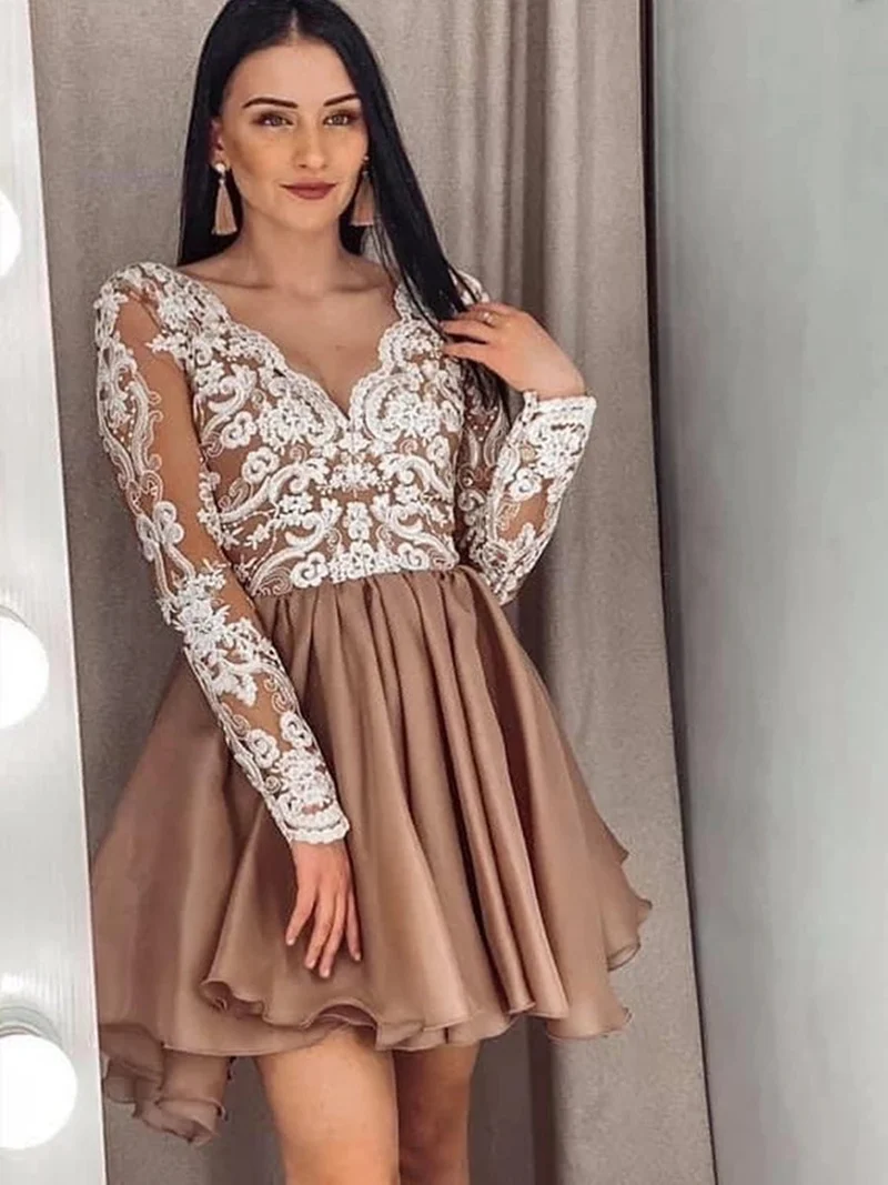 Robe de bal élégante en dentelle champagne à col en V et manches longues pour la remise des diplômes