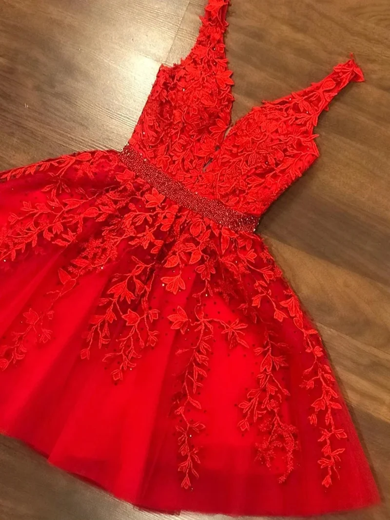 Robe de bal courte et élégante en dentelle rouge à col en V et ceinture pour remise de diplômes et retour à la maison