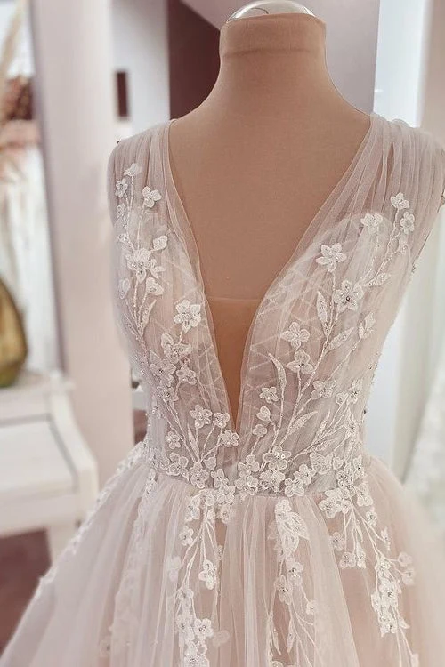 Robe de mariée élégante coupe trapèze avec larges bretelles, volants, appliques en dentelle et tulle