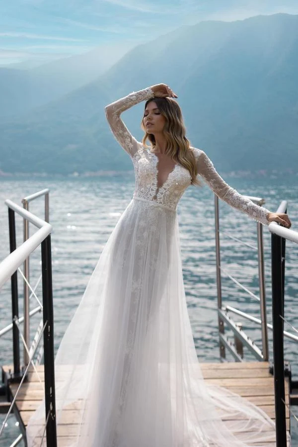 Robe de mariée élégante longue coupe trapèze à col en V, dos nu et tulle
