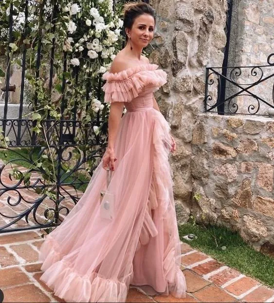Robe de bal rose tendance : longue, sexy, élégante, coupe trapèze pour les occasions spéciales