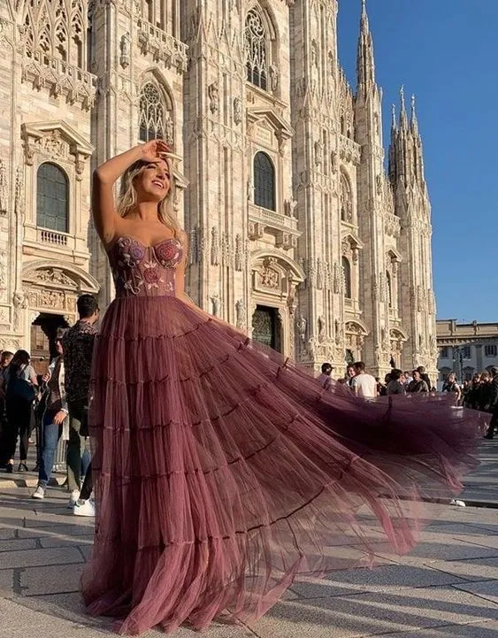 Robe de bal élégante dos nu avec paillettes et fente haute, parfaite pour les occasions formelles