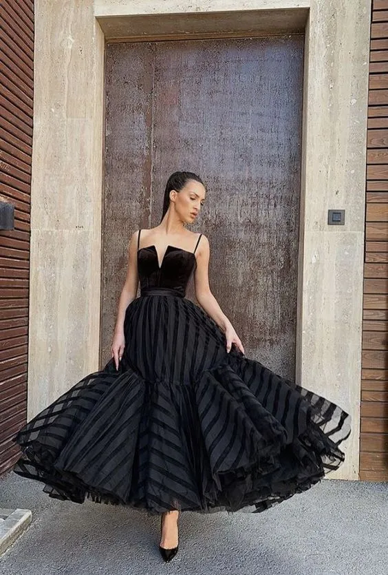 Robe de soirée noire élégante : robe longue, sexy, sans manches, col en V pour femme