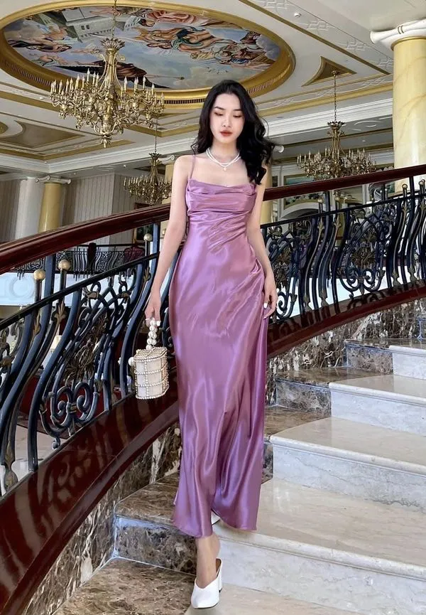Robe de bal longue plissée en satin violet élégante pour soirées formelles