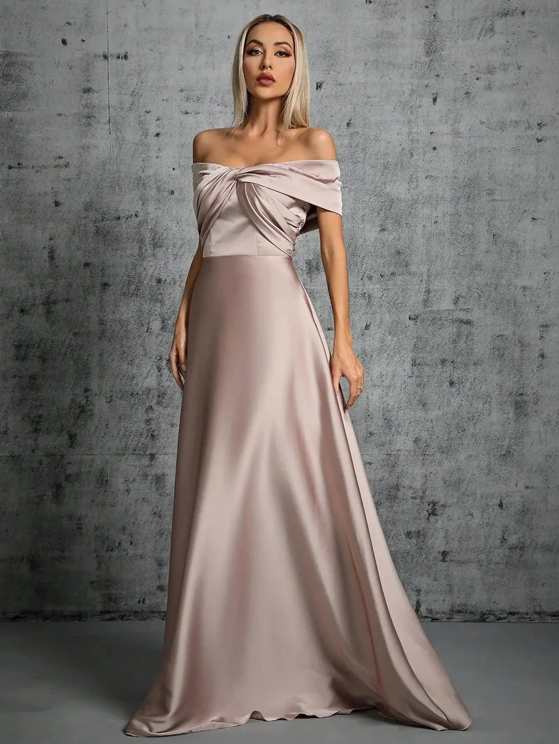 Robe invitée de mariage taupe avec épaules dénudées