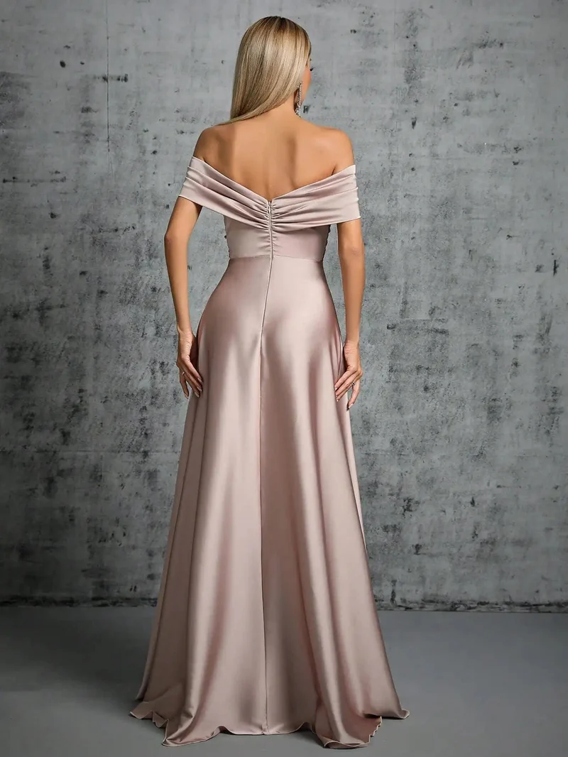 Robe invitée de mariage taupe avec épaules dénudées