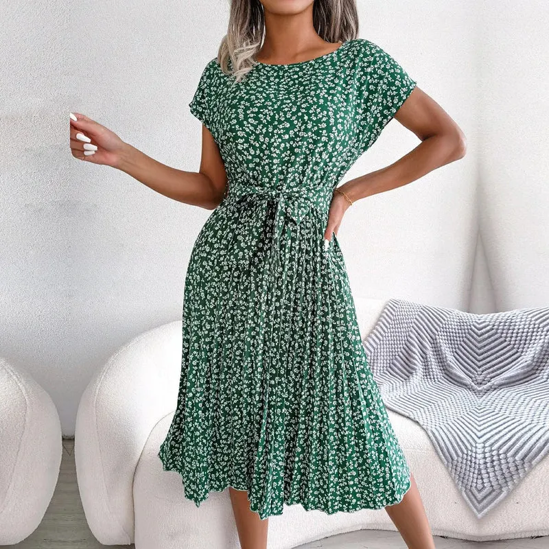 Robe plissée à fleurs et ceinture à nouer