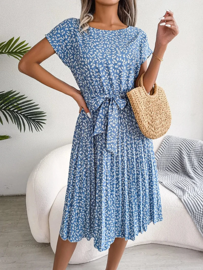 Robe plissée à fleurs et ceinture à nouer