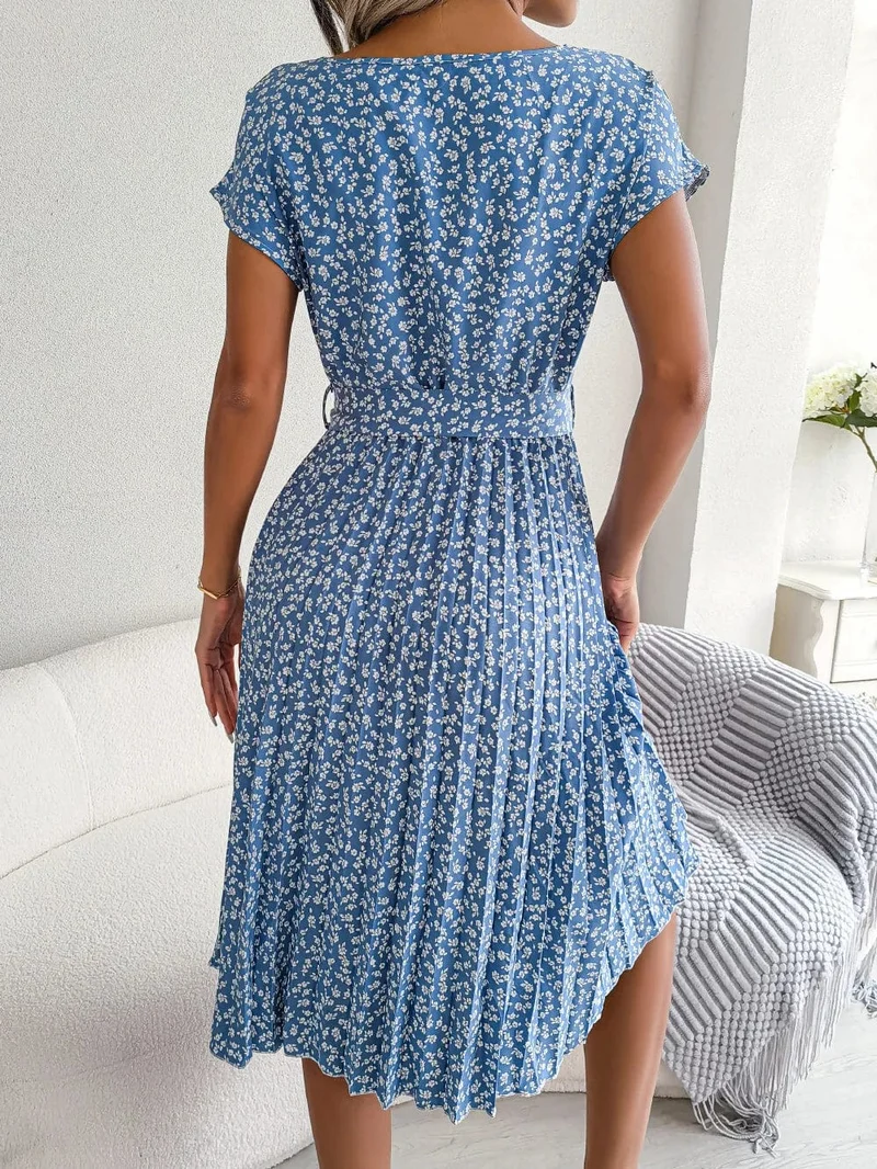 Robe plissée à fleurs et ceinture à nouer