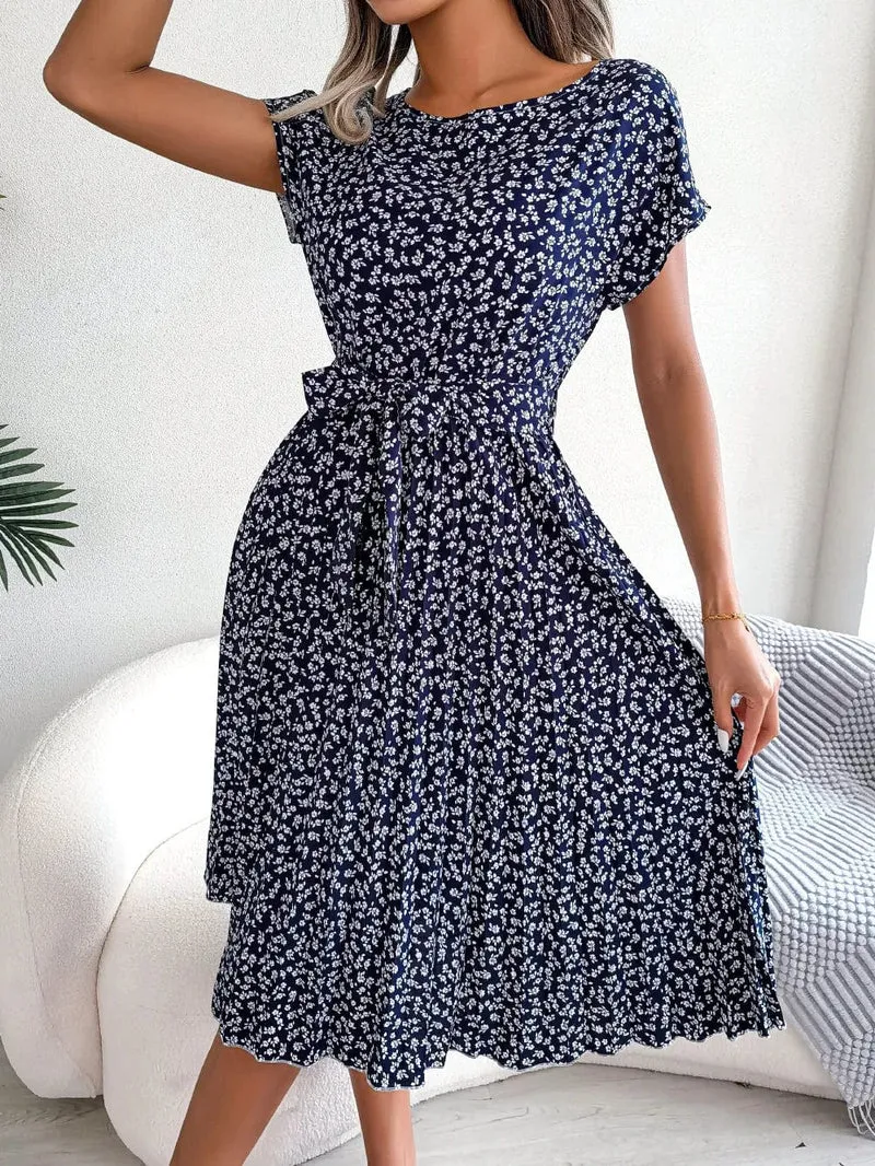 Robe plissée à fleurs et ceinture à nouer