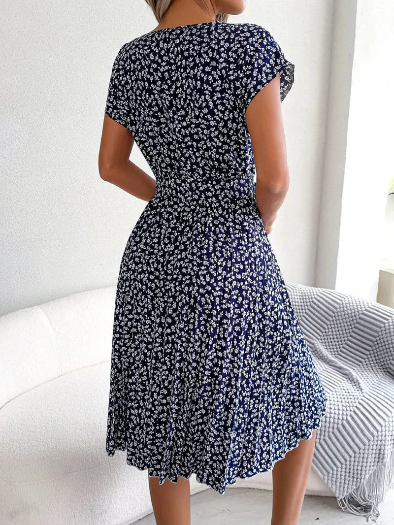 Robe plissée à fleurs et ceinture à nouer