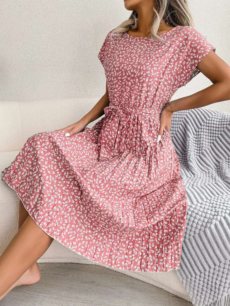 Robe plissée à fleurs et ceinture à nouer
