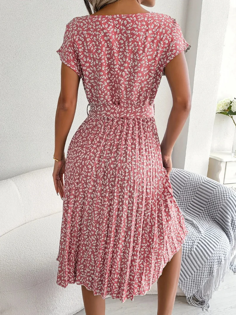 Robe plissée à fleurs et ceinture à nouer