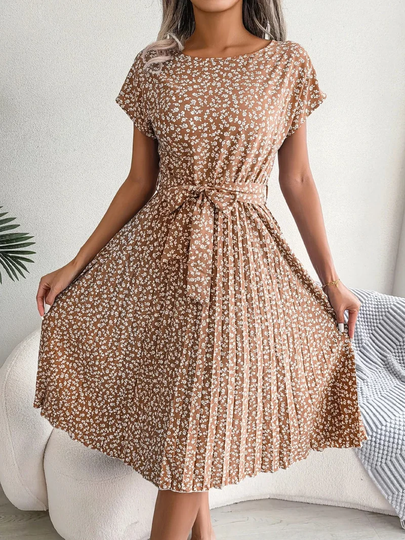 Robe plissée à fleurs et ceinture à nouer