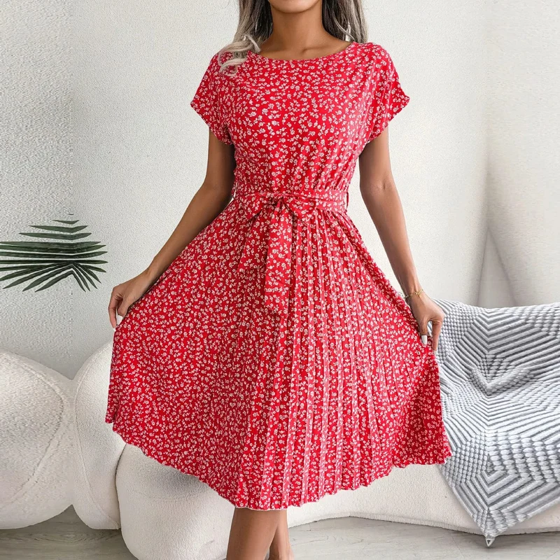 Robe plissée à fleurs et ceinture à nouer