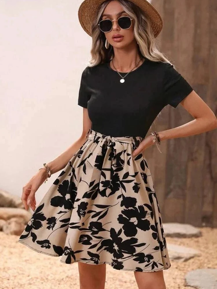 Robe courte casual avec jupe fleurie