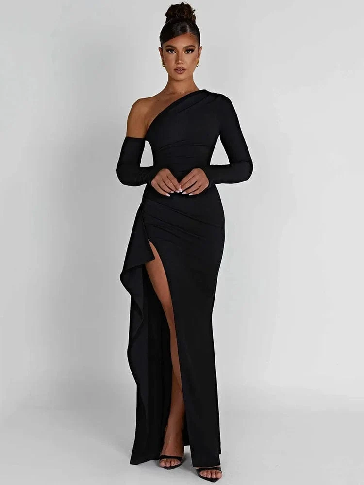 Robe fendue avec épaule dénudée