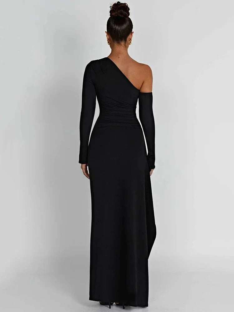 Robe fendue avec épaule dénudée