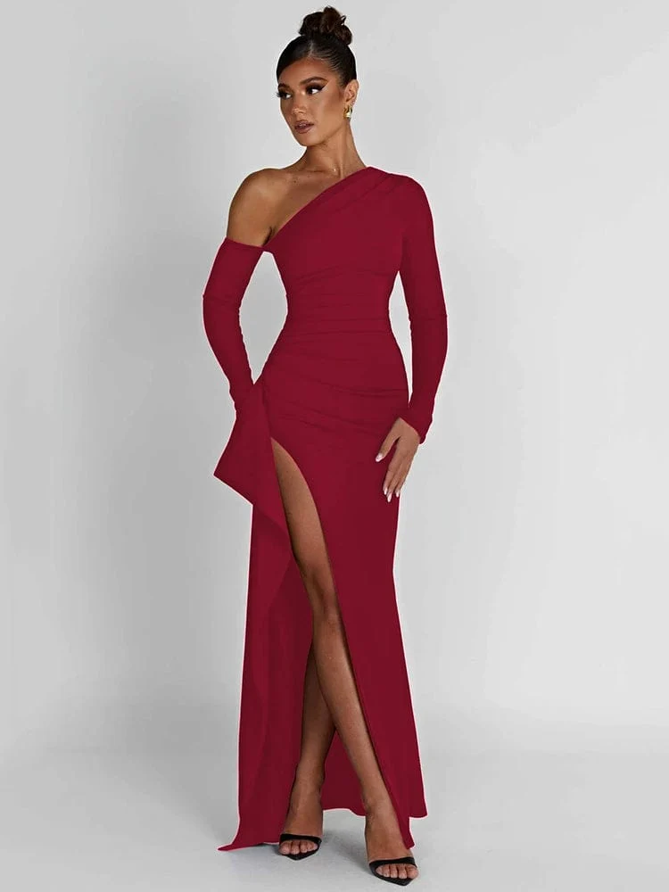 Robe fendue avec épaule dénudée