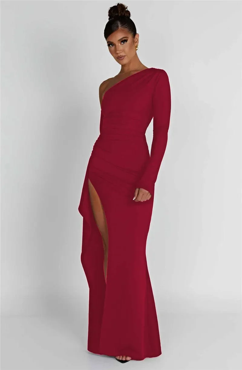 Robe fendue avec épaule dénudée