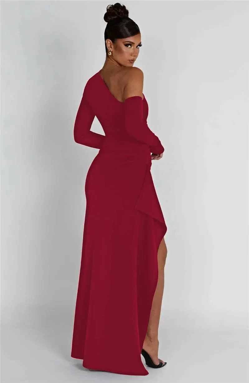 Robe fendue avec épaule dénudée