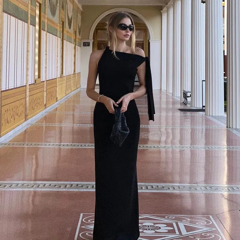 Robe de soirée longue avec une épaule dénudée