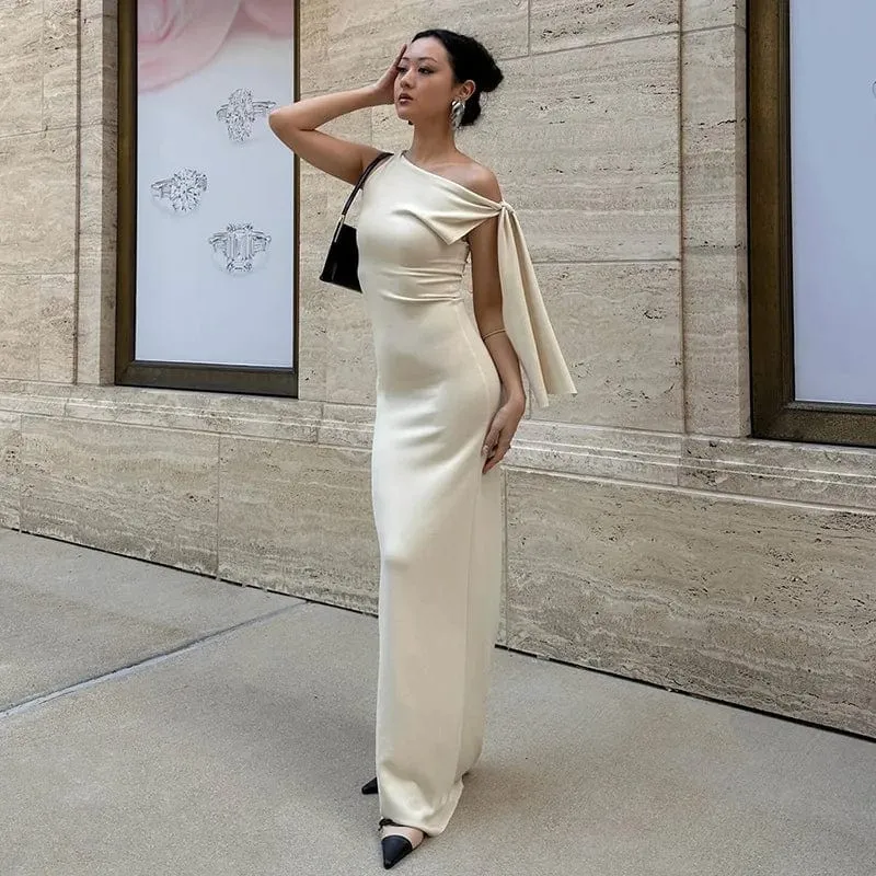 Robe de soirée longue avec une épaule dénudée