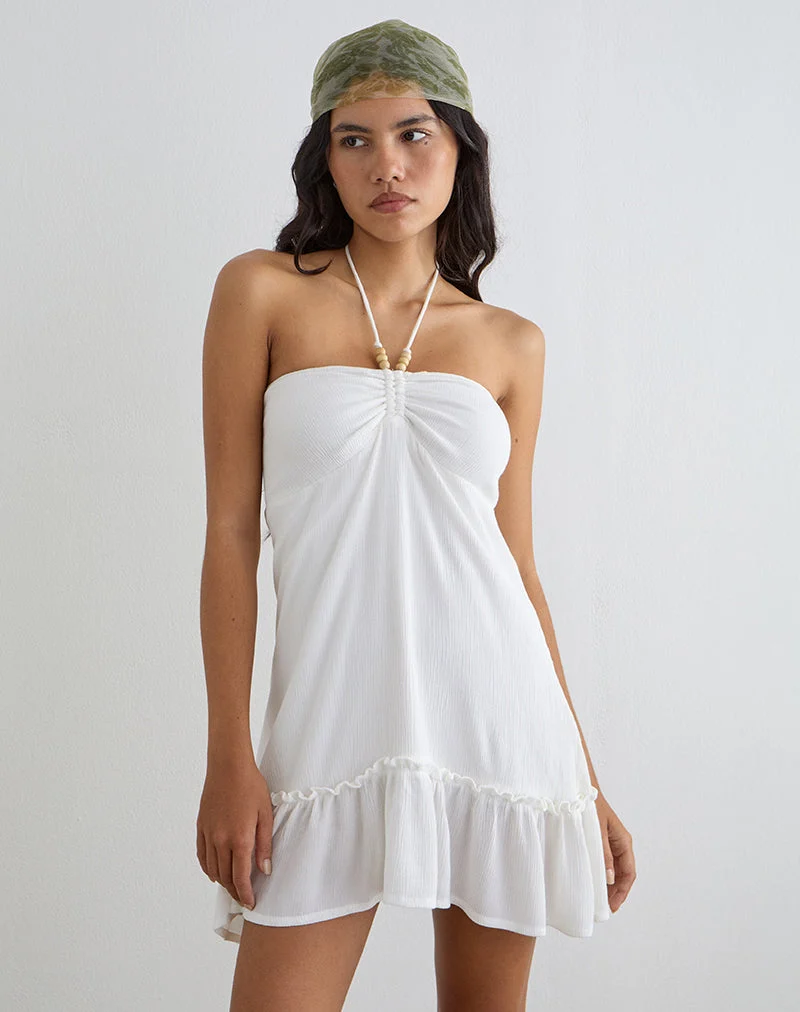 Mini-robe Yvelise en tissu froissé blanc cassé, ornée de perles