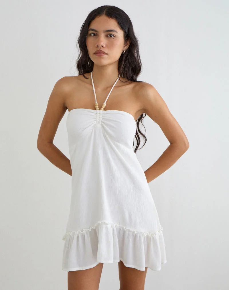 Mini-robe Yvelise en tissu froissé blanc cassé, ornée de perles