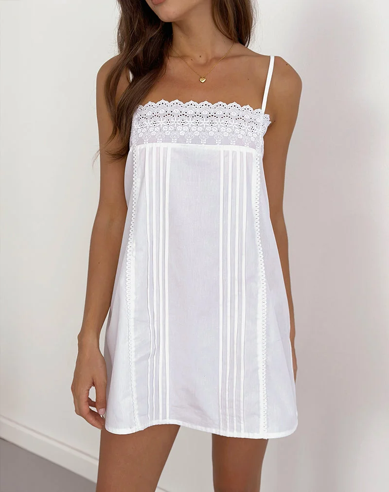 Mini-robe Yoshiko Broderie Trim en blanc