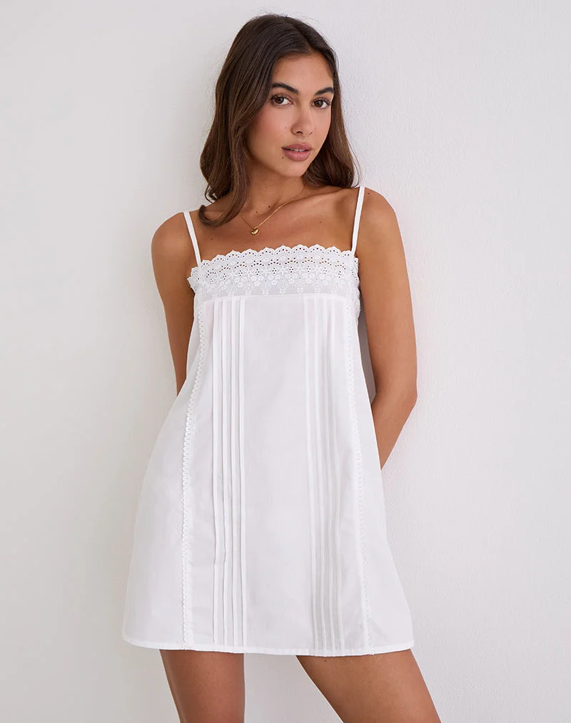Mini-robe Yoshiko Broderie Trim en blanc