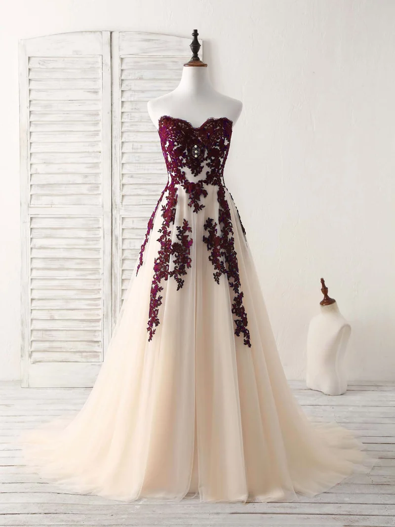Robe de bal longue bordeaux en tulle et dentelle avec décolleté en cœur et appliques