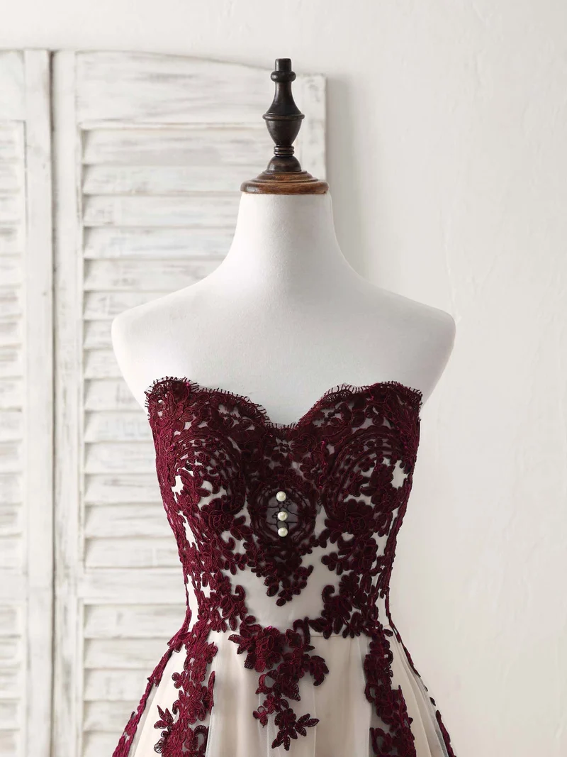 Robe de bal longue bordeaux en tulle et dentelle avec décolleté en cœur et appliques