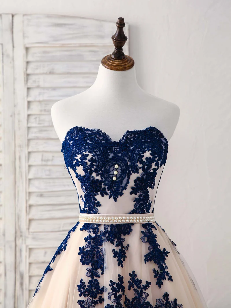 Robe de demoiselle d'honneur longue et élégante en tulle et dentelle bleue avec appliques