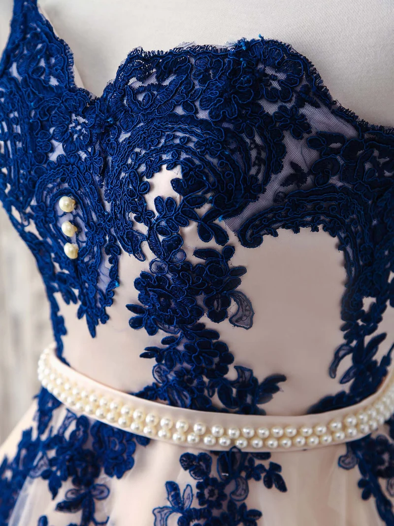 Robe de demoiselle d'honneur longue et élégante en tulle et dentelle bleue avec appliques