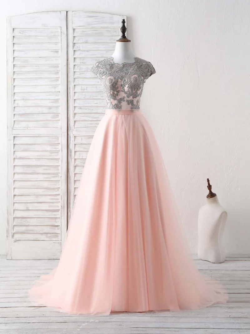 Robe de bal longue élégante en tulle et dentelle : une robe de soirée charmante aux détails délicats