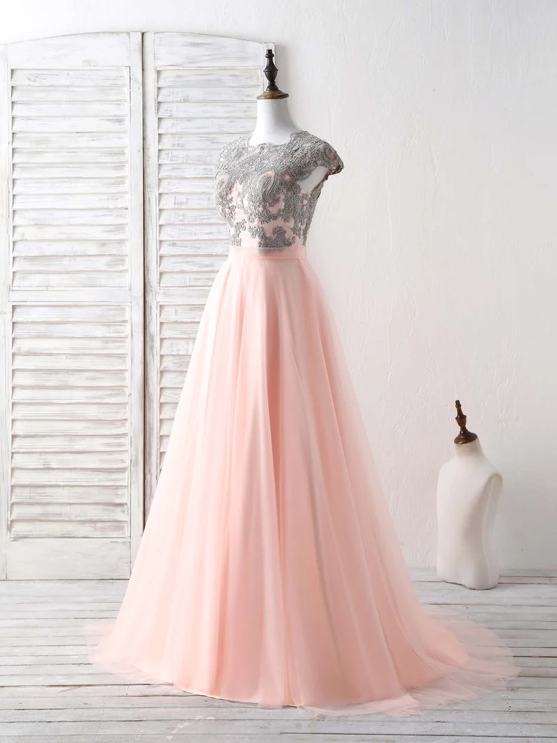 Robe de bal longue élégante en tulle et dentelle : une robe de soirée charmante aux détails délicats
