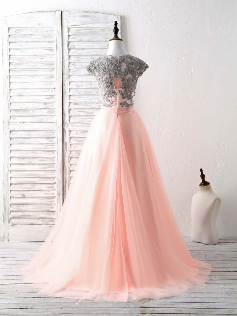 Robe de bal longue élégante en tulle et dentelle : une robe de soirée charmante aux détails délicats