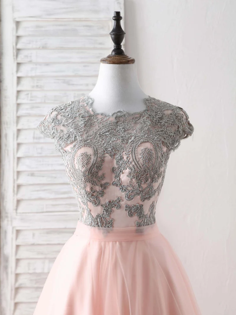 Robe de bal longue élégante en tulle et dentelle : une robe de soirée charmante aux détails délicats