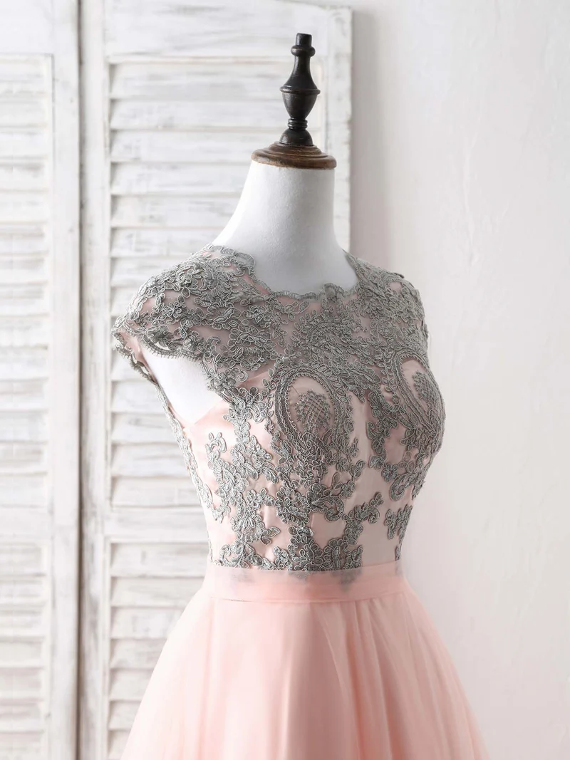 Robe de bal longue élégante en tulle et dentelle : une robe de soirée charmante aux détails délicats
