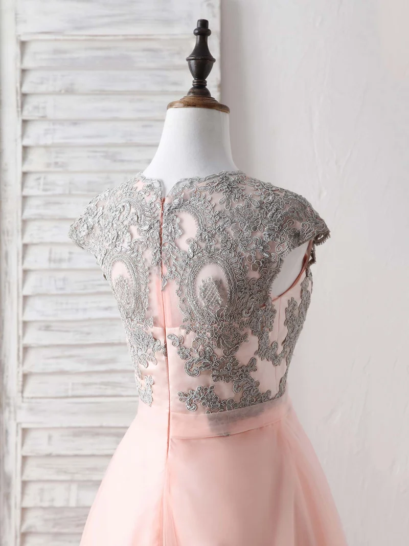 Robe de bal longue élégante en tulle et dentelle : une robe de soirée charmante aux détails délicats