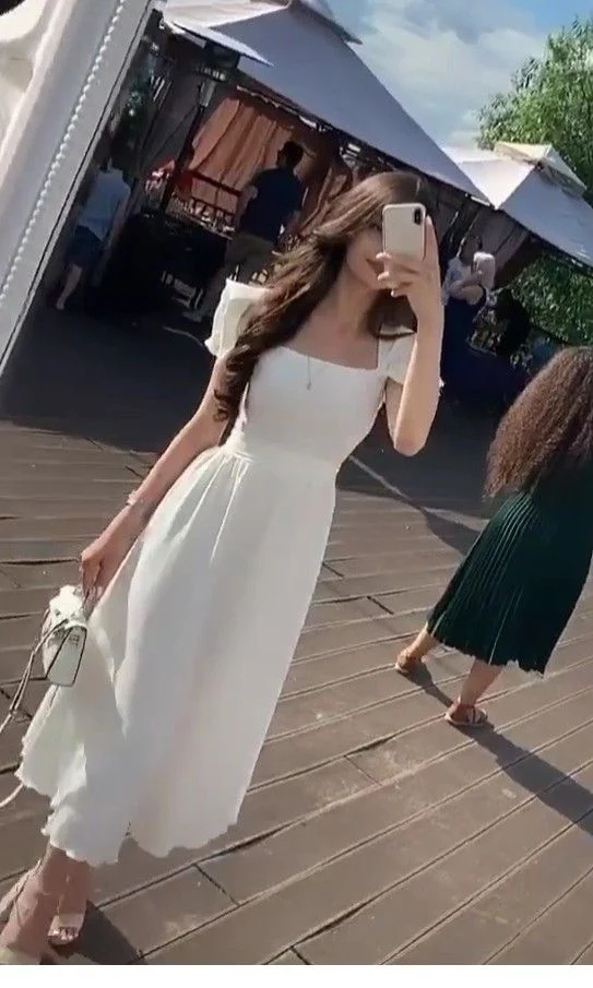 Robe de soirée élégante de style trapèze, blanche, avec des détails délicats, pour les occasions spéciales