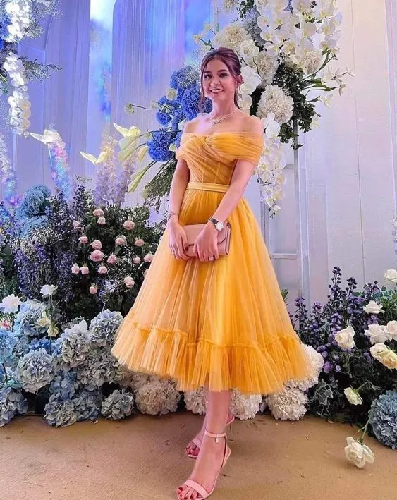 Robe de soirée jaune élégante avec une silhouette fluide pour les occasions spéciales