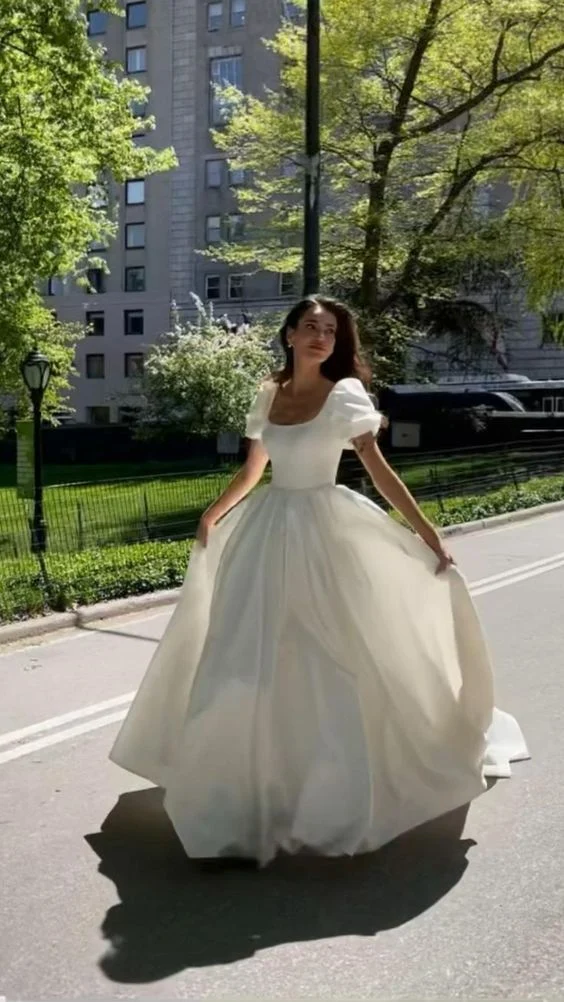 Robe de soirée longue et élégante en ivoire : robe de mariée simple à la silhouette fluide