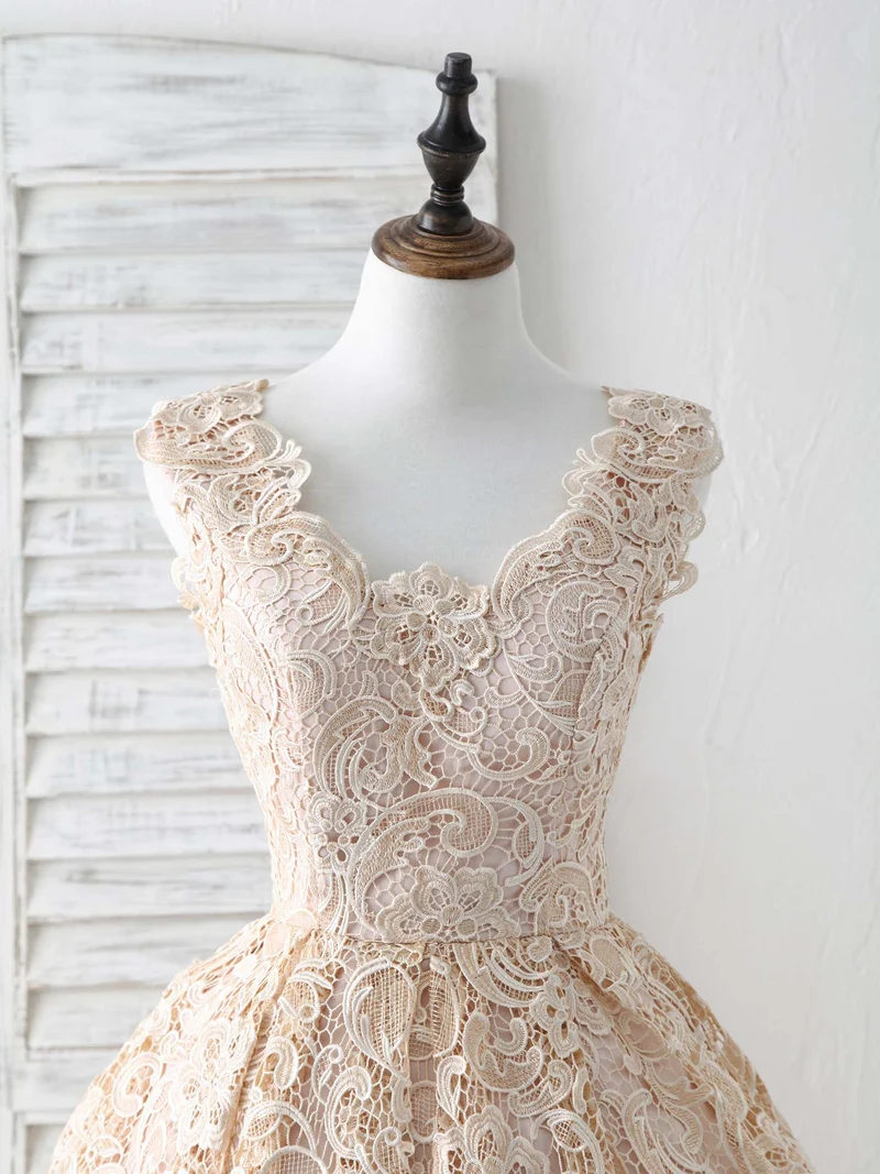Robe de bal courte élégante en dentelle champagne à col en V, parfaite pour les demoiselles d'honneur